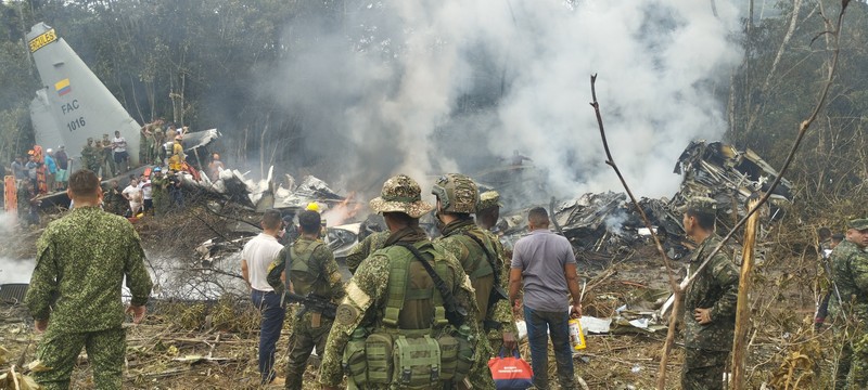 Pesawat C-130 Hercules buatan AS jatuh di dekat Kota Puerto Legu&iacute;zamo, di Provinsi Putumayo, saat sedang mengangkut pasukan, Senin (23/3/2026). (via REUTERS/LA VOZ DE AMAZONIA &ndash; MARE RAFU)