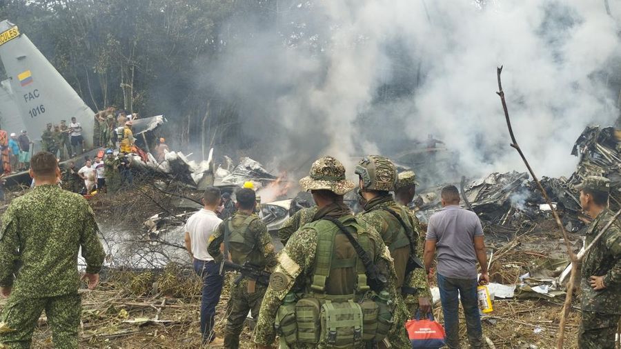 Pesawat C-130 Hercules buatan AS jatuh di dekat Kota Puerto Legu&iacute;zamo, di Provinsi Putumayo, saat sedang mengangkut pasukan, Senin (23/3/2026). (via REUTERS/LA VOZ DE AMAZONIA &ndash; MARE RAFU)