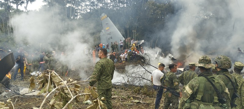 Pesawat C-130 Hercules buatan AS jatuh di dekat Kota Puerto Legu&iacute;zamo, di Provinsi Putumayo, saat sedang mengangkut pasukan, Senin (23/3/2026). (via REUTERS/LA VOZ DE AMAZONIA &ndash; MARE RAFU)
