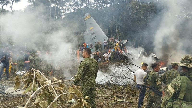 Pesawat C-130 Hercules buatan AS jatuh di dekat Kota Puerto Legu&iacute;zamo, di Provinsi Putumayo, saat sedang mengangkut pasukan, Senin (23/3/2026). (via REUTERS/LA VOZ DE AMAZONIA &ndash; MARE RAFU)