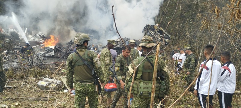 Pesawat C-130 Hercules buatan AS jatuh di dekat Kota Puerto Legu&iacute;zamo, di Provinsi Putumayo, saat sedang mengangkut pasukan, Senin (23/3/2026). (via REUTERS/LA VOZ DE AMAZONIA &ndash; MARE RAFU)