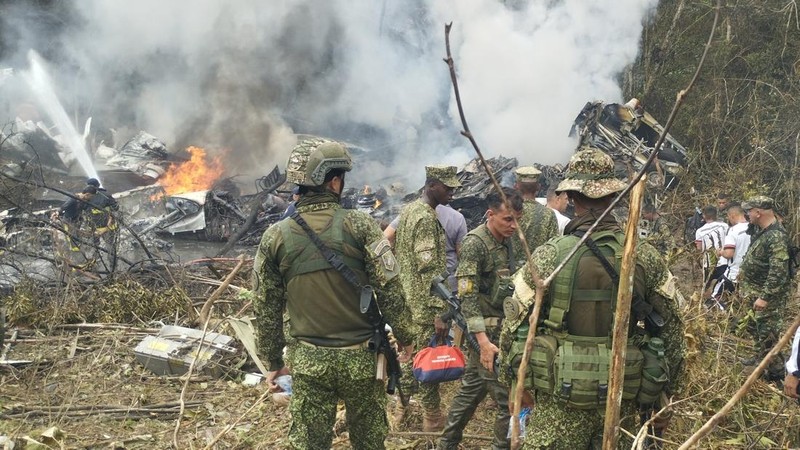 Pesawat C-130 Hercules buatan AS jatuh di dekat Kota Puerto Legu&iacute;zamo, di Provinsi Putumayo, saat sedang mengangkut pasukan, Senin (23/3/2026). (via REUTERS/LA VOZ DE AMAZONIA &ndash; MARE RAFU)