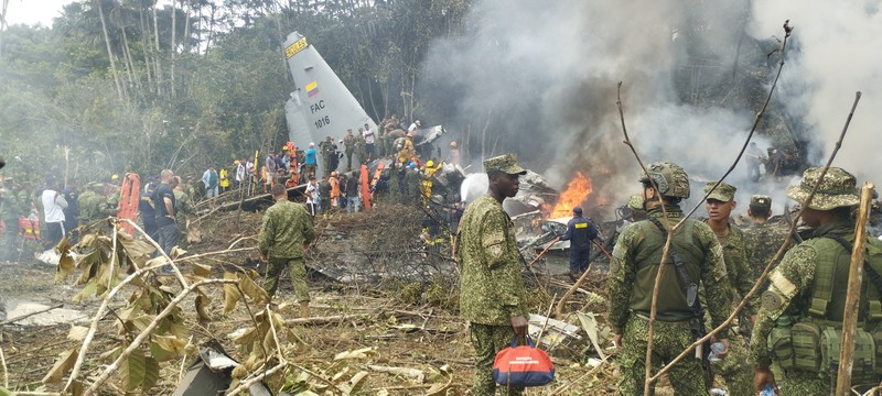 Pesawat C-130 Hercules buatan AS jatuh di dekat Kota Puerto Legu&iacute;zamo, di Provinsi Putumayo, saat sedang mengangkut pasukan, Senin (23/3/2026). (via REUTERS/LA VOZ DE AMAZONIA &ndash; MARE RAFU)