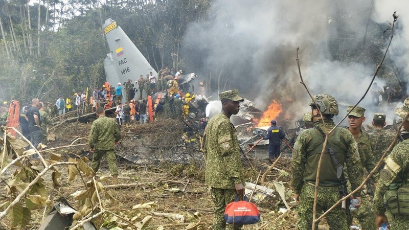 Pesawat C-130 Hercules buatan AS jatuh di dekat Kota Puerto Legu&iacute;zamo, di Provinsi Putumayo, saat sedang mengangkut pasukan, Senin (23/3/2026). (via REUTERS/LA VOZ DE AMAZONIA &ndash; MARE RAFU)