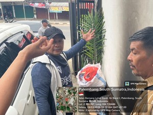 Rumah Warga di Palembang Dilempar Diduga Molotov, Pelaku Terekam CCTV