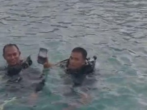 Polisi Nyelam Cari HP Wisatawan Jatuh di Pulau Pari, Ketemu di Dasar Laut