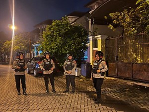 Polwan Sidoarjo Patroli Malam Sasar Perumahan untuk Antisipasi Kejahatan