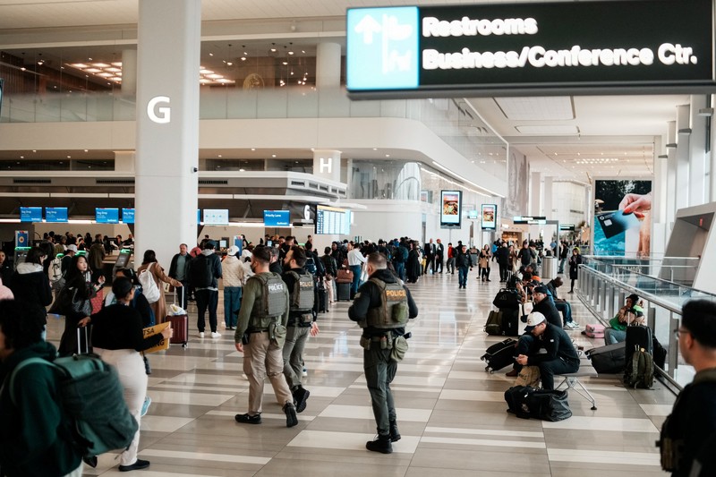 Presiden Amerika Serikat (AS) Donald Trump memerintahkan pengerahan agen imigrasi ke seluruh bandara utama di tengah krisis anggaran pemerintah yang berkepanjangan, Senin (23/3/2026). (REUTERS/Eduardo Munoz)