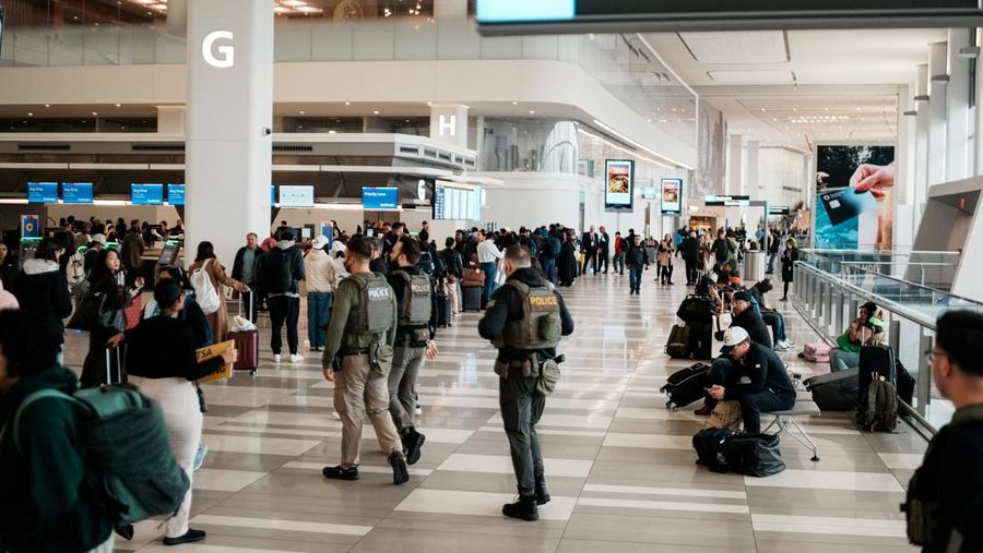 Presiden Amerika Serikat (AS) Donald Trump memerintahkan pengerahan agen imigrasi ke seluruh bandara utama di tengah krisis anggaran pemerintah yang berkepanjangan, Senin (23/3/2026). (REUTERS/Eduardo Munoz)