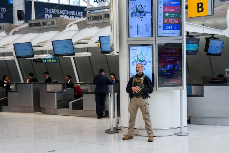 Presiden Amerika Serikat (AS) Donald Trump memerintahkan pengerahan agen imigrasi ke seluruh bandara utama di tengah krisis anggaran pemerintah yang berkepanjangan, Senin (23/3/2026). (REUTERS/Eduardo Munoz)