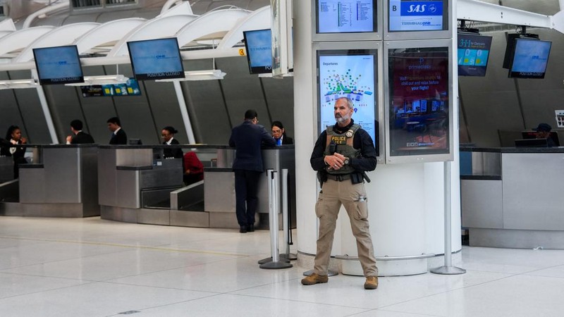 Presiden Amerika Serikat (AS) Donald Trump memerintahkan pengerahan agen imigrasi ke seluruh bandara utama di tengah krisis anggaran pemerintah yang berkepanjangan, Senin (23/3/2026). (REUTERS/Eduardo Munoz)