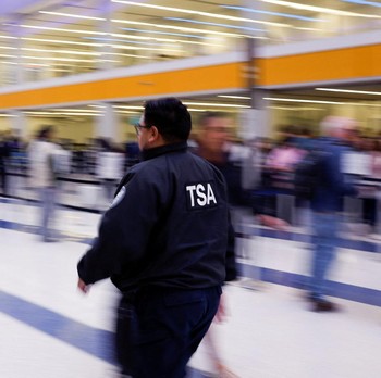 Krisis Anggaran, Trump Kirim Agen Imigrasi ke Bandara AS