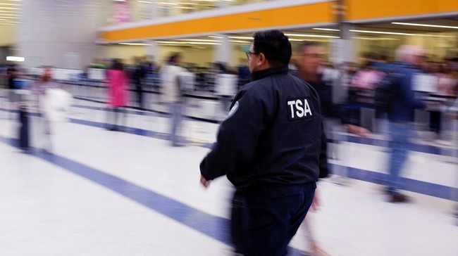 Krisis Anggaran, Trump Kirim Agen Imigrasi ke Bandara AS