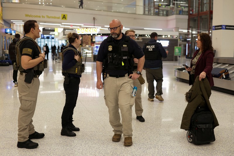 Presiden Amerika Serikat (AS) Donald Trump memerintahkan pengerahan agen imigrasi ke seluruh bandara utama di tengah krisis anggaran pemerintah yang berkepanjangan, Senin (23/3/2026). (REUTERS/Eduardo Munoz)