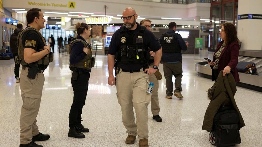 Presiden Amerika Serikat (AS) Donald Trump memerintahkan pengerahan agen imigrasi ke seluruh bandara utama di tengah krisis anggaran pemerintah yang berkepanjangan, Senin (23/3/2026). (REUTERS/Eduardo Munoz)