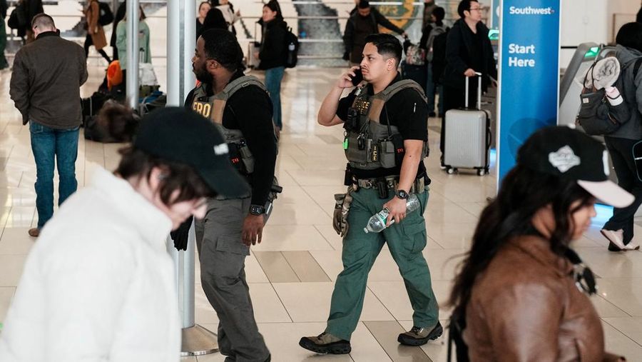 Presiden Amerika Serikat (AS) Donald Trump memerintahkan pengerahan agen imigrasi ke seluruh bandara utama di tengah krisis anggaran pemerintah yang berkepanjangan, Senin (23/3/2026). (REUTERS/Eduardo Munoz)