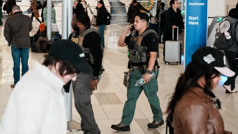 Presiden Amerika Serikat (AS) Donald Trump memerintahkan pengerahan agen imigrasi ke seluruh bandara utama di tengah krisis anggaran pemerintah yang berkepanjangan, Senin (23/3/2026). (REUTERS/Eduardo Munoz)