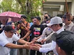 Tiba di Solo, Jokowi Sapa Warga yang Antre Silaturahmi di Rumahnya