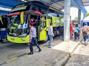 Ribuan Penumpang Padati Terminal Seloaji Ponorogo Saat Puncak Arus Balik