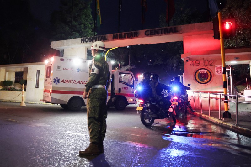 Pesawat C-130 Hercules buatan AS jatuh di dekat Kota Puerto Legu&iacute;zamo, di Provinsi Putumayo, saat sedang mengangkut pasukan, Senin (23/3/2026). (via REUTERS/LA VOZ DE AMAZONIA &ndash; MARE RAFU)