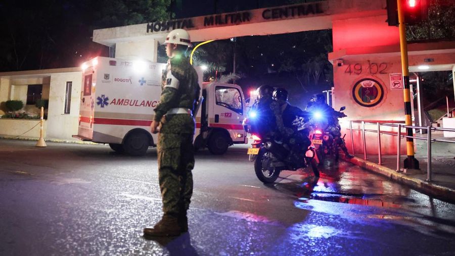 Pesawat C-130 Hercules buatan AS jatuh di dekat Kota Puerto Legu&iacute;zamo, di Provinsi Putumayo, saat sedang mengangkut pasukan, Senin (23/3/2026). (via REUTERS/LA VOZ DE AMAZONIA &ndash; MARE RAFU)