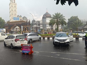 Polisi Putar Balik Sejumlah Mobil Hendak Terobos One Way di Puncak Bogor