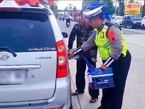 Polisi Gercep Bantu Pemudik Kehabisan BBM di Simpang Gandulan Pemalang