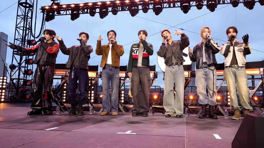 BTS tampil untuk pertama kalinya dalam empat tahun di New York dalam Spotify x BTS: Swimside di New York, Selasa (24/3/2026) waktu setempat. (Dok. Spotify)
