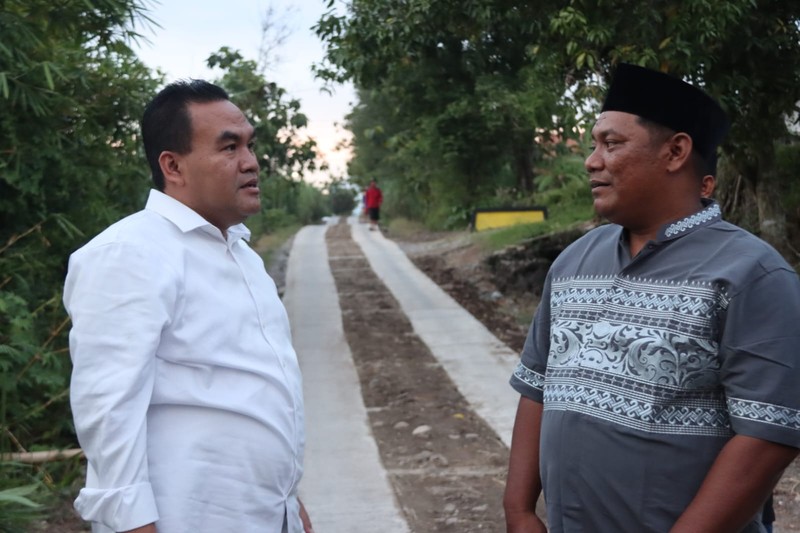 Bupati Blora Arief Rohman bersama Wakil Bupati Sri Setyorini meninjau langsung kondisi jalan rusak di Desa Nglebak, Kecamatan Kradenan, Rabu (18/3/2026), menyusul viralnya aksi gotong royong warga yang memperbaiki jalan secara swadaya melalui media sosial. (Dok. Bupati Kabupaten Blora)