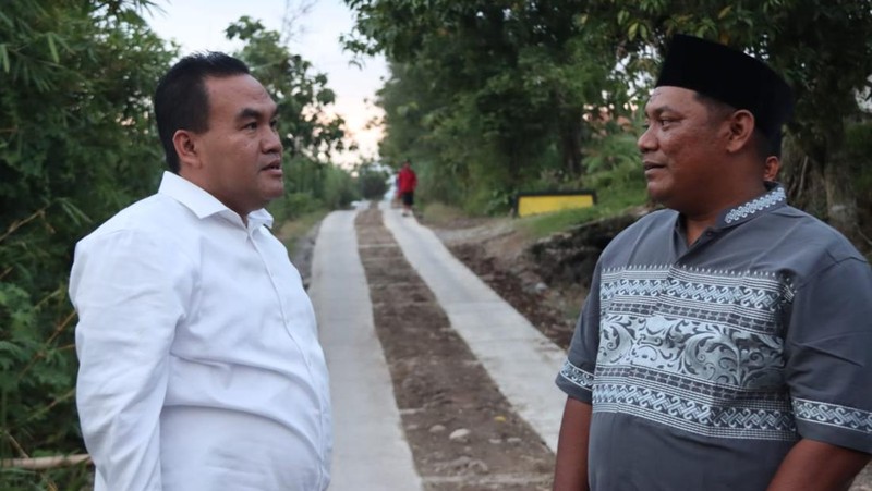 Bupati Blora Arief Rohman bersama Wakil Bupati Sri Setyorini meninjau langsung kondisi jalan rusak di Desa Nglebak, Kecamatan Kradenan, Rabu (18/3/2026), menyusul viralnya aksi gotong royong warga yang memperbaiki jalan secara swadaya melalui media sosial. (Dok. Bupati Kabupaten Blora)