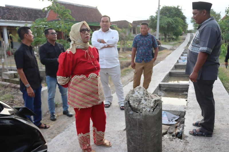 Bupati Blora Arief Rohman bersama Wakil Bupati Sri Setyorini meninjau langsung kondisi jalan rusak di Desa Nglebak, Kecamatan Kradenan, Rabu (18/3/2026), menyusul viralnya aksi gotong royong warga yang memperbaiki jalan secara swadaya melalui media sosial. (Dok. Bupati Kabupaten Blora)