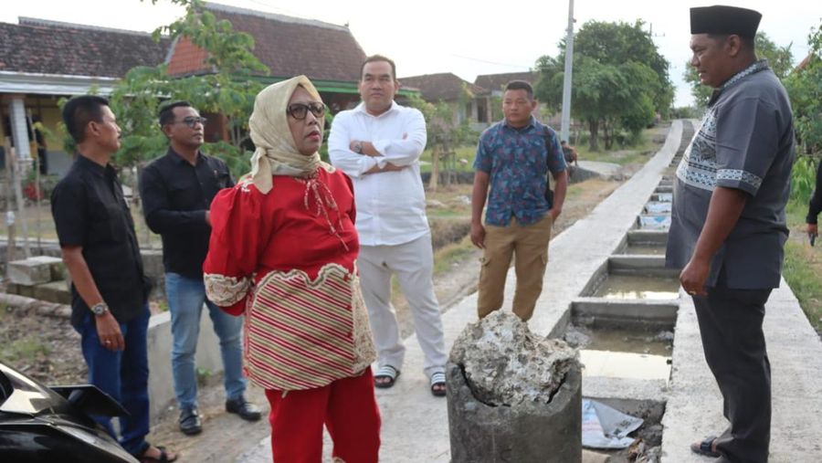 Bupati Blora Arief Rohman bersama Wakil Bupati Sri Setyorini meninjau langsung kondisi jalan rusak di Desa Nglebak, Kecamatan Kradenan, Rabu (18/3/2026), menyusul viralnya aksi gotong royong warga yang memperbaiki jalan secara swadaya melalui media sosial. (Dok. Bupati Kabupaten Blora)