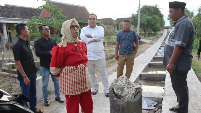 Bupati Blora Arief Rohman bersama Wakil Bupati Sri Setyorini meninjau langsung kondisi jalan rusak di Desa Nglebak, Kecamatan Kradenan, Rabu (18/3/2026), menyusul viralnya aksi gotong royong warga yang memperbaiki jalan secara swadaya melalui media sosial. (Dok. Bupati Kabupaten Blora)