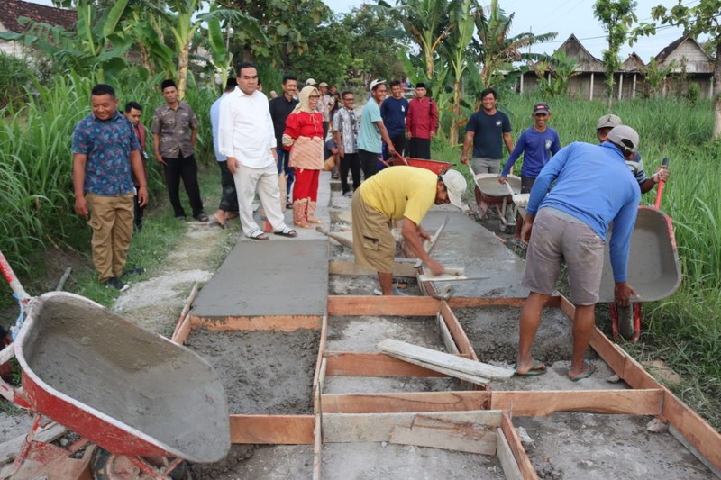 Bupati Blora Arief Rohman bersama Wakil Bupati Sri Setyorini meninjau langsung kondisi jalan rusak di Desa Nglebak, Kecamatan Kradenan, Rabu (18/3/2026), menyusul viralnya aksi gotong royong warga yang memperbaiki jalan secara swadaya melalui media sosial. (Dok. Bupati Kabupaten Blora)