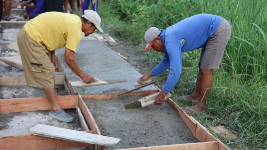 Bupati Blora Arief Rohman bersama Wakil Bupati Sri Setyorini meninjau langsung kondisi jalan rusak di Desa Nglebak, Kecamatan Kradenan, Rabu (18/3/2026), menyusul viralnya aksi gotong royong warga yang memperbaiki jalan secara swadaya melalui media sosial. (Dok. Bupati Kabupaten Blora)