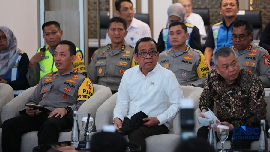 Direktur Utama PT Jasa Marga (Persero) Tbk Rivan Achmad Purwantono, Kapolri Jenderal Listyo Sigit Prabowo, Menko PMK Pratikno, dan Mehub Dudy Purwaghandi meninjau Jasa Marga Toll Road Command Center (JMTC) di Jatiasih, Bekasi, Jawa Barat, Rabu (25/3/2026). (CNBC Indonesia/Faisal Rahman)
