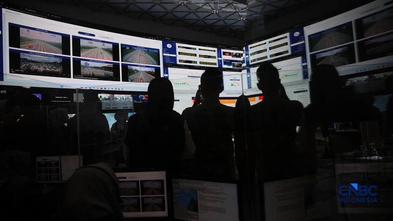 Direktur Utama PT Jasa Marga (Persero) Tbk Rivan Achmad Purwantono, Kapolri Jenderal Listyo Sigit Prabowo, Menko PMK Pratikno, dan Mehub Dudy Purwaghandi meninjau Jasa Marga Toll Road Command Center (JMTC) di Jatiasih, Bekasi, Jawa Barat, Rabu (25/3/2026). (CNBC Indonesia/Faisal Rahman)
