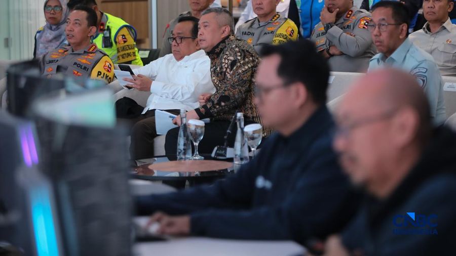 Direktur Utama PT Jasa Marga (Persero) Tbk Rivan Achmad Purwantono, Kapolri Jenderal Listyo Sigit Prabowo, Menko PMK Pratikno, dan Mehub Dudy Purwaghandi meninjau Jasa Marga Toll Road Command Center (JMTC) di Jatiasih, Bekasi, Jawa Barat, Rabu (25/3/2026). (CNBC Indonesia/Faisal Rahman)