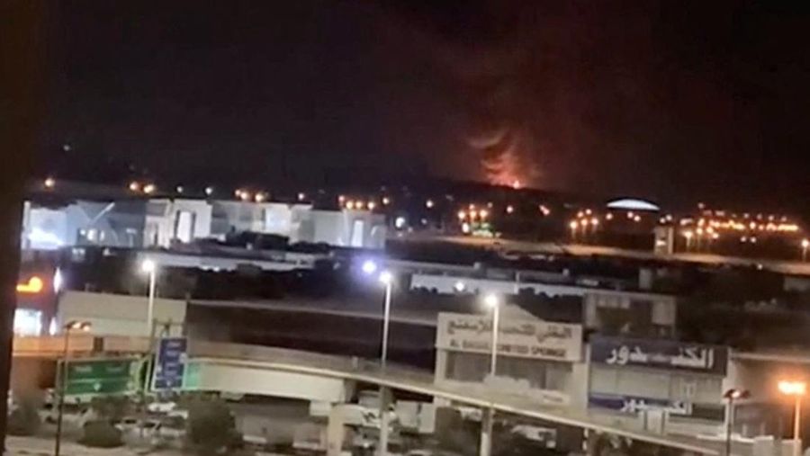 Asap dan api membubung ke arah tangki bahan bakar di Bandara Internasional Kuwait, menyusul serangan pesawat tak berawak di tengah konflik AS-Israel dengan Iran, di Al-Dajeej, Kuwait, 25 Maret 2026, dalam gambar diam ini yang diperoleh dari video media sosial. Media Sosial/via REUTERS