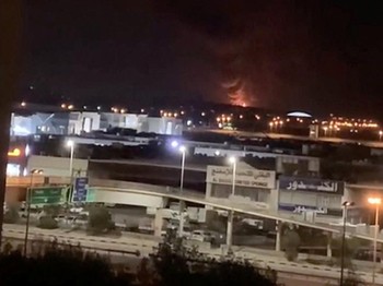 Serangan Drone Iran Hantam Tangki BBM, Bandara Kuwait Kebakaran