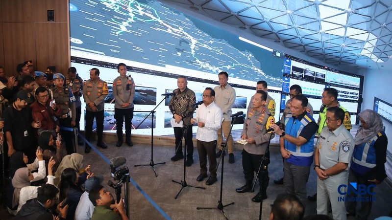 Direktur Utama PT Jasa Marga (Persero) Tbk Rivan Achmad Purwantono, Kapolri Jenderal Listyo Sigit Prabowo, Menko PMK Pratikno, dan Mehub Dudy Purwaghandi meninjau Jasa Marga Toll Road Command Center (JMTC) di Jatiasih, Bekasi, Jawa Barat, Rabu (25/3/2026). (CNBC Indonesia/Faisal Rahman)