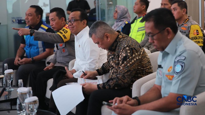 Direktur Utama PT Jasa Marga (Persero) Tbk Rivan Achmad Purwantono, Kapolri Jenderal Listyo Sigit Prabowo, Menko PMK Pratikno, dan Mehub Dudy Purwaghandi meninjau Jasa Marga Toll Road Command Center (JMTC) di Jatiasih, Bekasi, Jawa Barat, Rabu (25/3/2026). (CNBC Indonesia/Faisal Rahman)