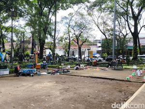 Menipisnya Pundi-Pundi di Balik Kostum Baja Taman Superhero