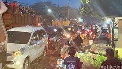 Derita Sopir Truk Sampah Makassar Antre hingga 12 Jam di TPA Antang