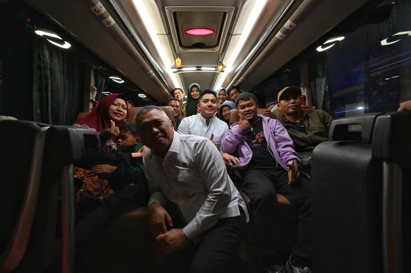 Menteri Perhubungan Dudy Purwagandhi bersama Sekretaris Kabinet Teddy Indra Wijaya memantau langsung situasi puncak arus balik Lebaran gelombang I (pertama) di Terminal Terpadu Pulo Gebang, Jakarta, Rabu (25/3) dini hari. (Chris - BKIP Kemenhub)