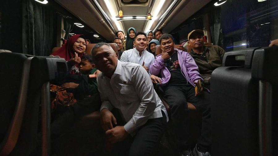 Menteri Perhubungan Dudy Purwagandhi bersama Sekretaris Kabinet Teddy Indra Wijaya memantau langsung situasi puncak arus balik Lebaran gelombang I (pertama) di Terminal Terpadu Pulo Gebang, Jakarta, Rabu (25/3) dini hari. (Chris - BKIP Kemenhub)