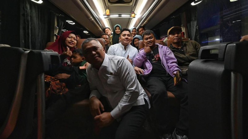 Menteri Perhubungan Dudy Purwagandhi bersama Sekretaris Kabinet Teddy Indra Wijaya memantau langsung situasi puncak arus balik Lebaran gelombang I (pertama) di Terminal Terpadu Pulo Gebang, Jakarta, Rabu (25/3) dini hari. (Chris - BKIP Kemenhub)