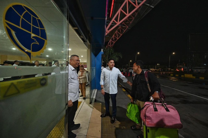 Menteri Perhubungan Dudy Purwagandhi bersama Sekretaris Kabinet Teddy Indra Wijaya memantau langsung situasi puncak arus balik Lebaran gelombang I (pertama) di Terminal Terpadu Pulo Gebang, Jakarta, Rabu (25/3) dini hari. (Chris - BKIP Kemenhub)