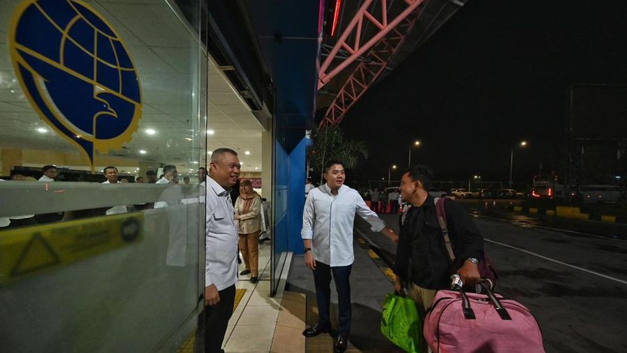 Menteri Perhubungan Dudy Purwagandhi bersama Sekretaris Kabinet Teddy Indra Wijaya memantau langsung situasi puncak arus balik Lebaran gelombang I (pertama) di Terminal Terpadu Pulo Gebang, Jakarta, Rabu (25/3) dini hari. (Chris - BKIP Kemenhub)