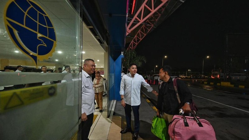 Menteri Perhubungan Dudy Purwagandhi bersama Sekretaris Kabinet Teddy Indra Wijaya memantau langsung situasi puncak arus balik Lebaran gelombang I (pertama) di Terminal Terpadu Pulo Gebang, Jakarta, Rabu (25/3) dini hari. (Chris - BKIP Kemenhub)